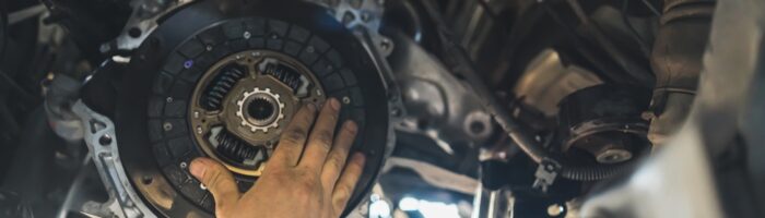 Auto,Mechanic,Installing,A,New,Clutch,Kit,For,A,Car,